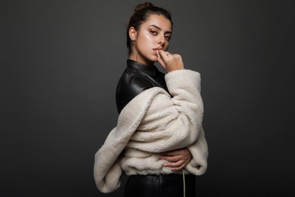 Quels conseils pour assortir des jupes à godets avec des blouses fluides?